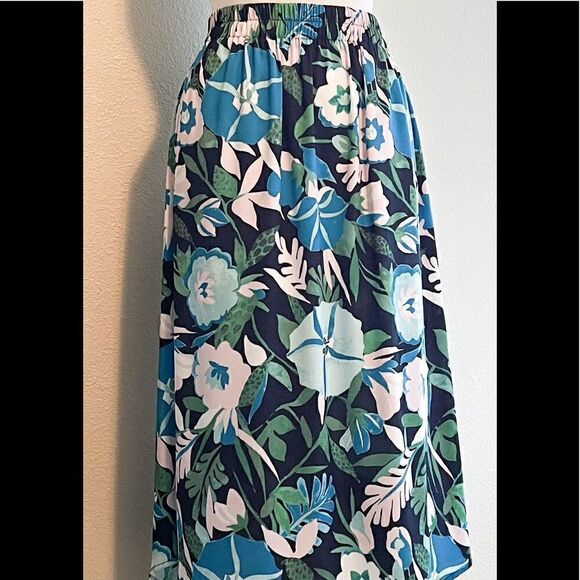 Loft floral skirt 30” length, elasticized waist - Picture 2 of 6